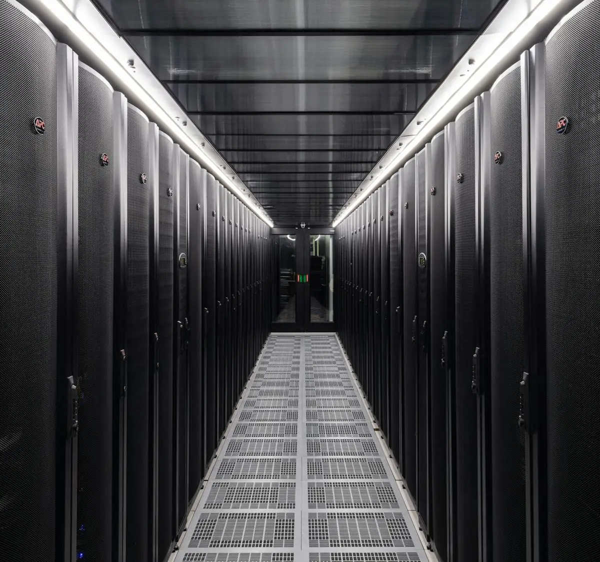 Cold corridor interior view in DC2SCALE Vélizy PAR2 datacenter